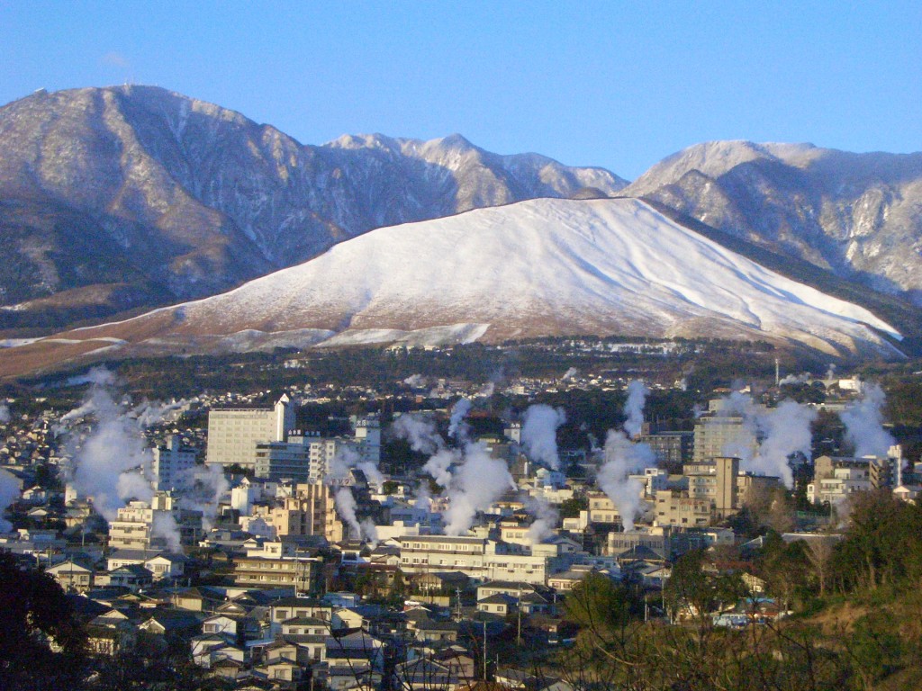別府八湯鉄輪温泉の冬景色です。湯けむりの後ろの山は扇山という山で春の温泉まつりの時には夜の野焼きが行われて大変にきれいです。