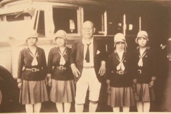 油屋熊八翁と女性バスガイド