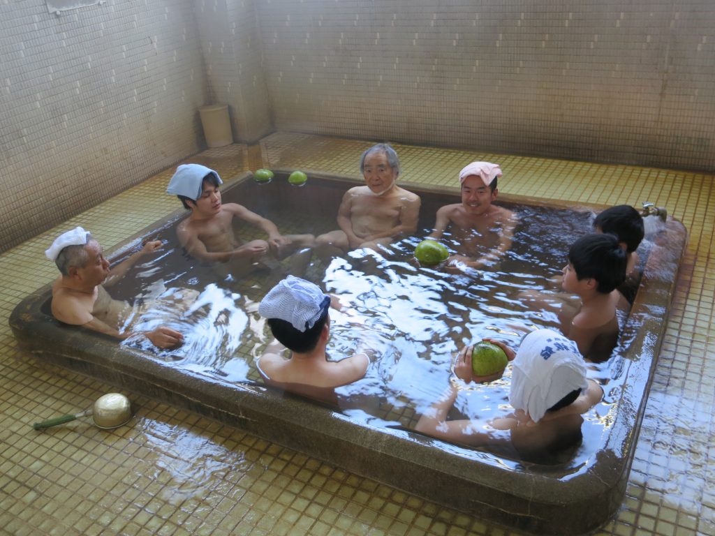 紙屋温泉元旦朝ぶろザボン風呂