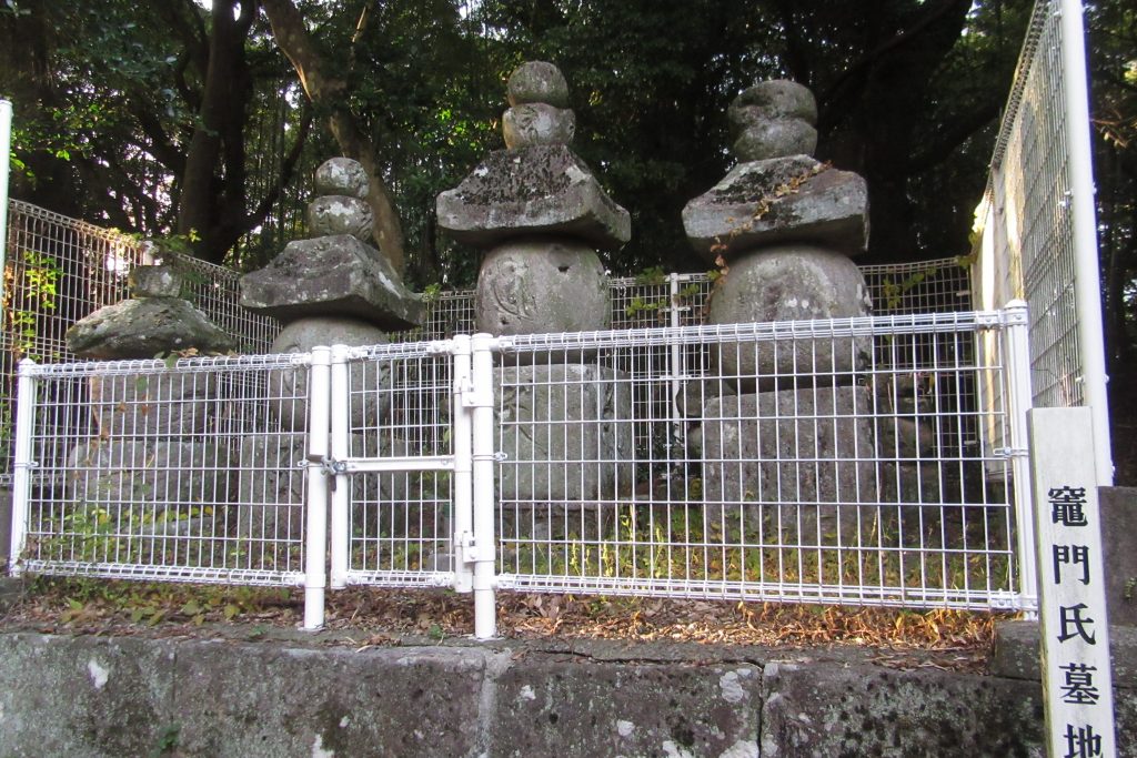 竈門一族墓地５ (2)